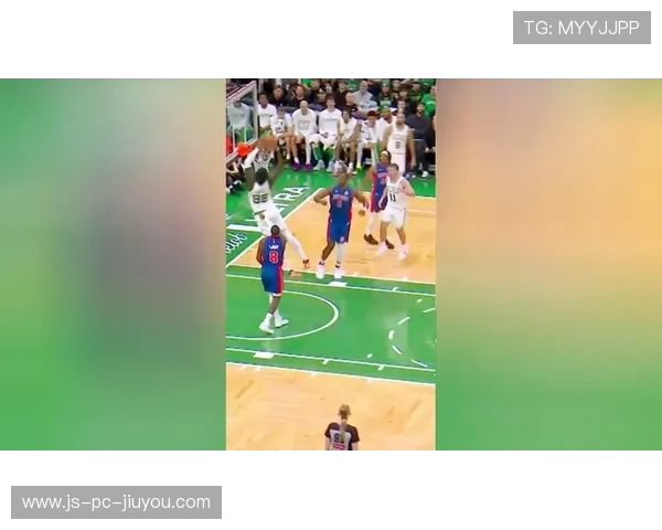 戈贝尔空接暴扣展现禁区统治力